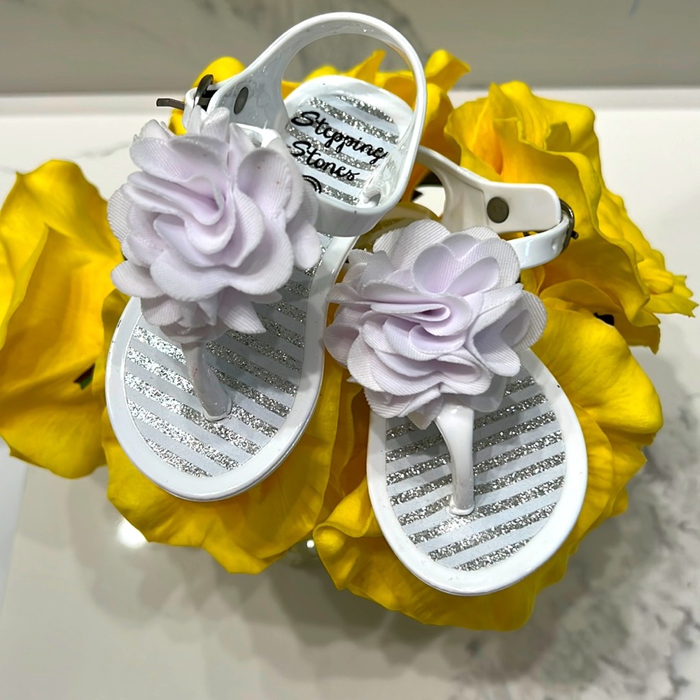 Stepping stones white like new size 3 Sandals
